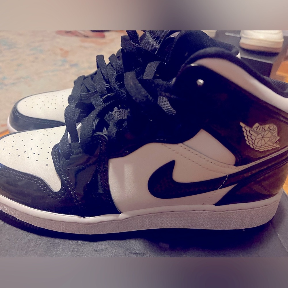 NEW Air Jordan 1 Mid SE Sneakers